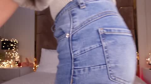 Snapshot of kylievee chatting on 12.31.24 Kylie online show from 12.31.24