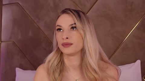 Snapshot of kylievee chatting on 01.21.25 Kylie online show from 01.21.25