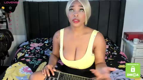 Snapshot of kyliewhiteboobs chatting on 01.08.25 kylie white boobs online show from 01.08.25