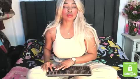 Snapshot of kyliewhiteboobs chatting on 03.11.25 kylie white boobs online show from 03.11.25