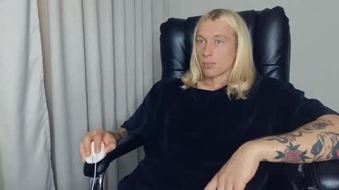 Snapshot of l_adonis_l chatting on 09.10.25 Adonis online show from 09.10.25