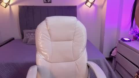 Snapshot of laara_croft chatting on 06.19.26 L A R A online show from 06.19.26