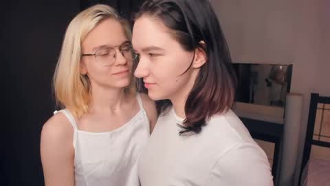 Violet and Isabel online show from 05.12.26
