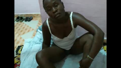 Snapshot of ladyanniee chatting on 01.14.25 Essy online show from 01.14.25
