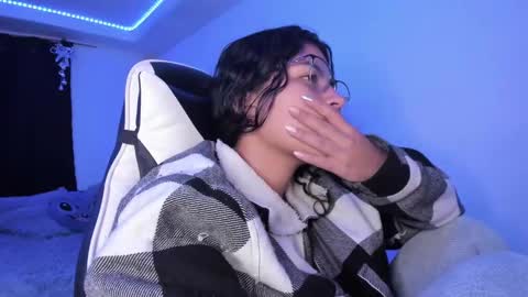 Snapshot of ladybrown_16 chatting on 12.21.24 Lady online show from 12.21.24