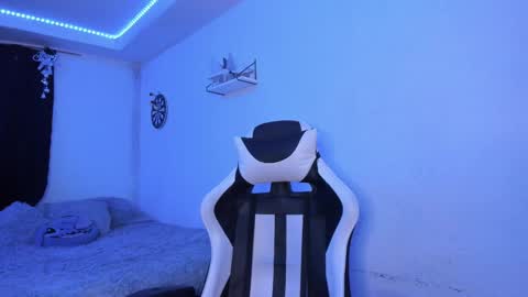 Snapshot of ladybrown_16 chatting on 12.22.24 Lady online show from 12.22.24