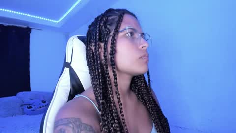 Snapshot of ladybrown_16 chatting on 02.05.25 Lady online show from 02.05.25