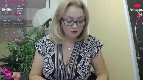 Snapshot of ladyjeen chatting on 09.19.25 Lady Jeen Back on Sunday 8th of December online show from 09.19.25