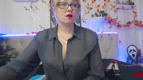 Snapshot of ladyjeen chatting on 10.19.25 Lady Jeen Back on Sunday 8th of December online show from 10.19.25