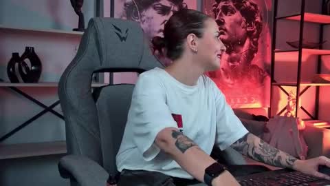 just call me Lana  and her security online show from 10.02.25