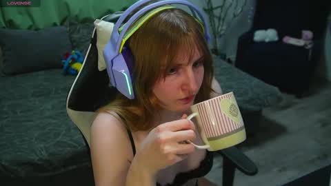 Snapshot of lana_del_kay chatting on 03.12.25 Kay online show from 03.12.25