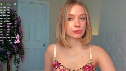 Snapshot of lana_moreno chatting on 01.12.25 Lana online show from 01.12.25