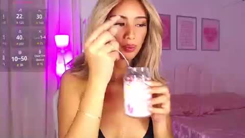 Snapshot of lanadel_hilton chatting on 09.18.25 Lana online show from 09.18.25