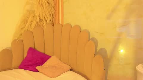 Snapshot of lanarioss chatting on 10.07.25 lana online show from 10.07.25