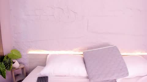 Snapshot of lanna_18_ chatting on 12.22.25 Lanna online show from 12.22.25