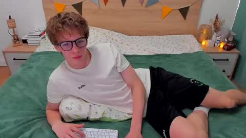 Snapshot of lanny_fandi chatting on 09.30.25 Fandi online show from 09.30.25