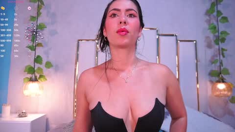Hello Guys I am Lara Giraldo  WELCOME To my room online show from 12.28.24