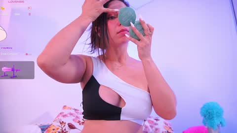 Hello Guys I am Lara Giraldo  WELCOME To my room online show from 02.02.25