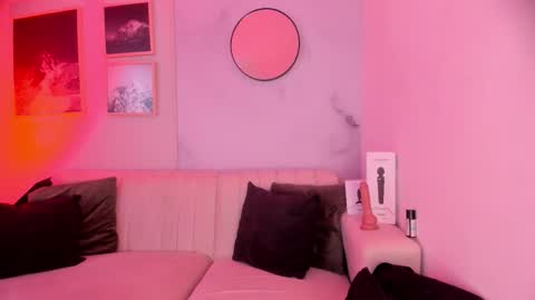 Lara Madisson online show from 10.30.25