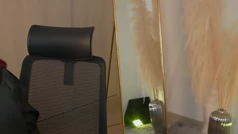 Lara Beker online show from 12.22.25