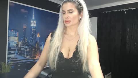 laras_moans online show from 01.01.25