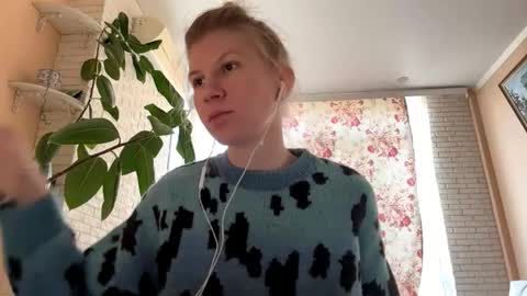 Snapshot of larhondaalsobrook chatting on 10.21.25 Eva online show from 10.21.25