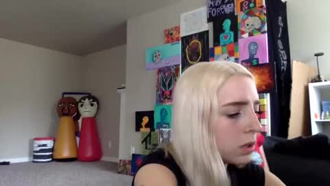 Snapshot of latenightkash chatting on 02.22.26 Roxy blue online show from 02.22.26