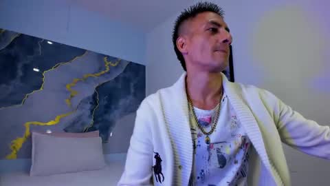 Snapshot of latin_crissex chatting on 10.18.25 crissex  online show from 10.18.25