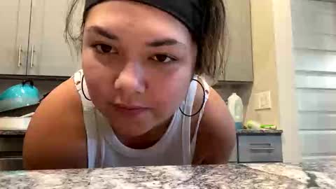 Snapshot of latinachatmami chatting on 11.04.25 latinachatmami online show from 11.04.25