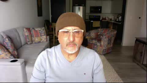 Snapshot of latinnous chatting on 03.04.25 QS - INDEPENDENT MODEL online show from 03.04.25