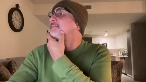 Snapshot of latinnous chatting on 03.10.25 QS - INDEPENDENT MODEL online show from 03.10.25