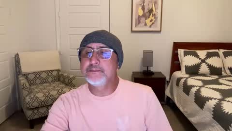 Snapshot of latinnous chatting on 10.17.25 QS - INDEPENDENT MODEL online show from 10.17.25