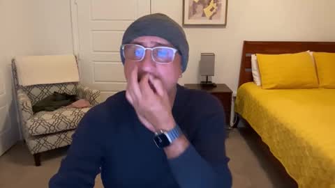 Snapshot of latinnous chatting on 10.29.25 QS - INDEPENDENT MODEL online show from 10.29.25