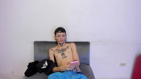 Snapshot of latins_boys_20 chatting on 01.27.25 NICK online show from 01.27.25