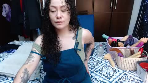 Snapshot of laura_anal_ chatting on 10.01.25 Wen online show from 10.01.25