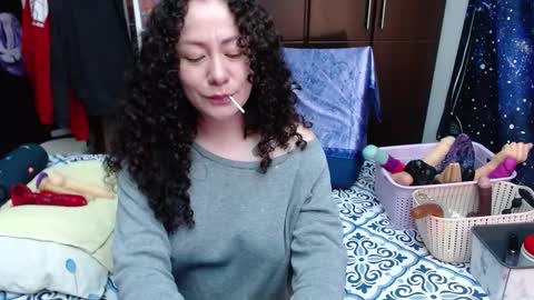 Snapshot of laura_anal_ chatting on 10.06.25 Wen online show from 10.06.25