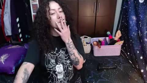 Snapshot of laura_anal_ chatting on 10.30.25 Wen online show from 10.30.25