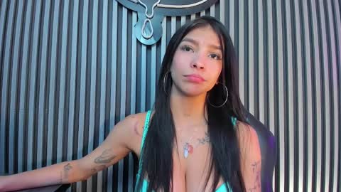 Snapshot of laura_aristizabal_19 chatting on 12.11.24 Laura online show from 12.11.24