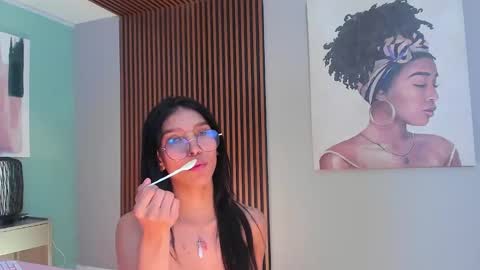 Snapshot of laura_aristizabal_19 chatting on 12.27.24 Laura online show from 12.27.24