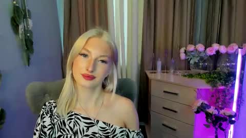 Snapshot of laura_blush chatting on 10.14.25 Laura online show from 10.14.25