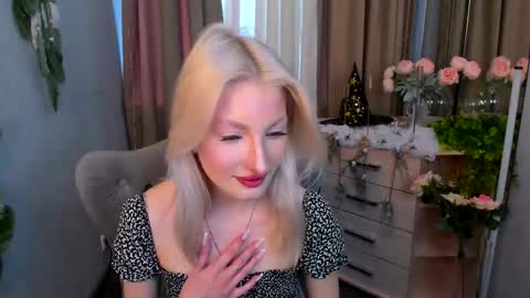 Snapshot of laura_blush chatting on 10.21.25 Laura online show from 10.21.25