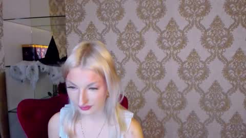 Snapshot of laura_blush chatting on 10.22.25 Laura online show from 10.22.25