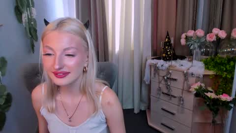 Snapshot of laura_blush chatting on 10.23.25 Laura online show from 10.23.25