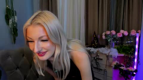 Snapshot of laura_blush chatting on 10.27.25 Laura online show from 10.27.25