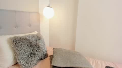 Laura Bonnet  online show from 01.08.25