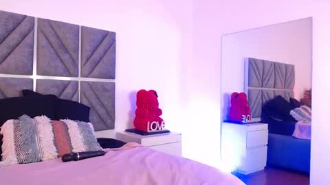 laura_dicardy online show from 11.18.25