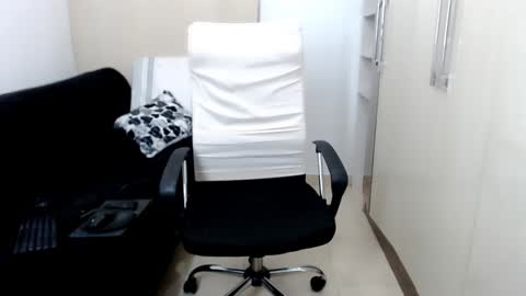 Snapshot of laura_pervert_ chatting on 12.25.24 Laura online show from 12.25.24