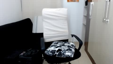 Snapshot of laura_pervert_ chatting on 02.01.25 Laura online show from 02.01.25