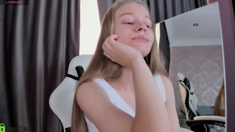 Snapshot of laura_pudd chatting on 09.14.25 Laura online show from 09.14.25