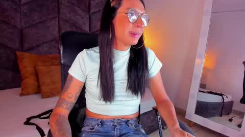lauraagomezz__ online show from 01.28.25